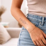 Discret tatouage avant-bras femme : idées fines, placement et style